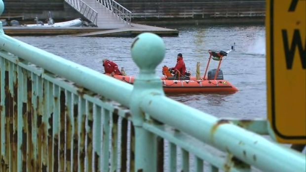 vehicle-goes-into-lake-ontario