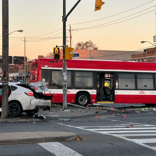 УГНАННЫЙ BMW ПОПАЛ В АВАРИЮ В СЕВЕРНОМ ЙОРКЕ. 9 ЧЕЛОВЕК ПОСТРАДАЛИ